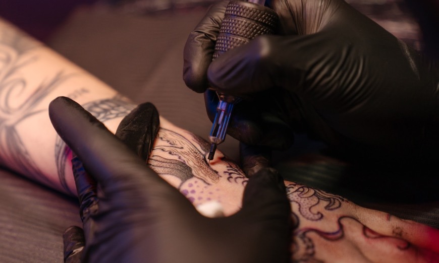 Tatuaje recién hecho: cómo cuidarlo paso a paso