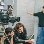 Descubre qué hace un productor cinematográfico, cuáles son sus funciones y en qué se diferencia del director de cine o televisión.