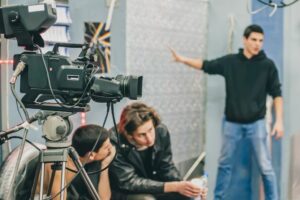 Descubre qué hace un productor cinematográfico, cuáles son sus funciones y en qué se diferencia del director de cine o televisión.