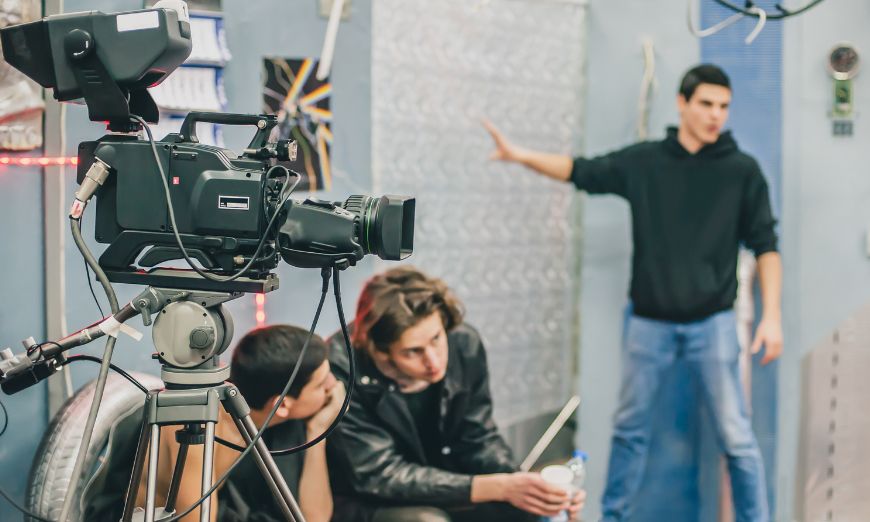 Descubre qué hace un productor cinematográfico, cuáles son sus funciones y en qué se diferencia del director de cine o televisión.