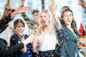 Organiza los mejores eventos de Navidad para empresas con ideas, tipos de actividades y una guía para crear celebraciones corporativas.