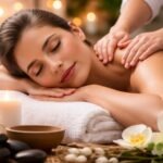 Mujer recibiendo un masaje de relajación muscular en un entorno de spa con velas, aceites esenciales y piedras calientes, transmitiendo bienestar y tranquilidad.